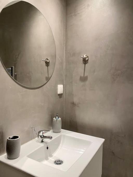 A Place 4U No10 - Garden-Level Getaway 2 Bedroom 2 Bathroom Apartment With Yard Athens Exterior photo