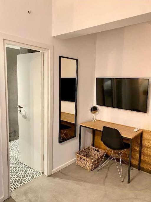 A Place 4U No10 - Garden-Level Getaway 2 Bedroom 2 Bathroom Apartment With Yard Athens Exterior photo